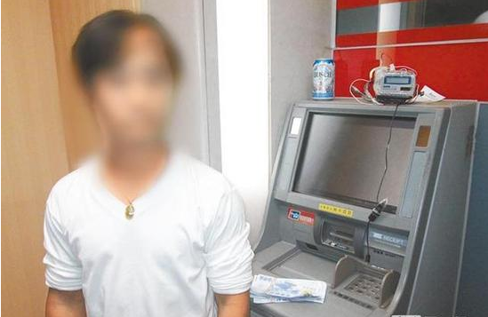 台湾男子将巨款冥币存入ATM机