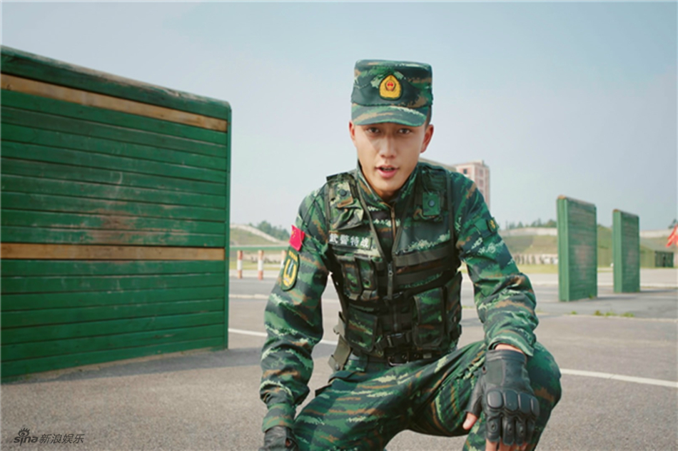 杨明鑫一张军装自拍照红遍大江南北,他在微博晒出的各种喜感对嘴