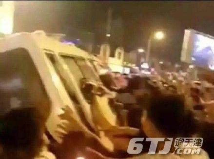 济宁兖州抢孩子事件细节现场民众推翻警车视频 人贩子被打满脸血(图)