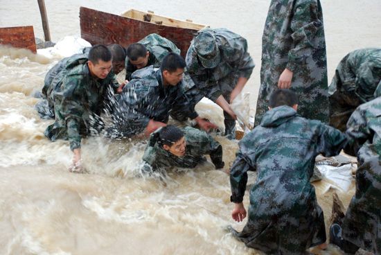 部队抗洪救灾新面貌 注重科学合理的作战方案