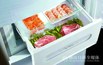 放在冰箱里的肉类，应尽快清理，超过一定时间易变质。 　　/网络图片