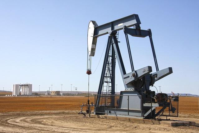 3天飙升近50%，原油价格一飞冲天，油价急涨暴跌该怎么看？
