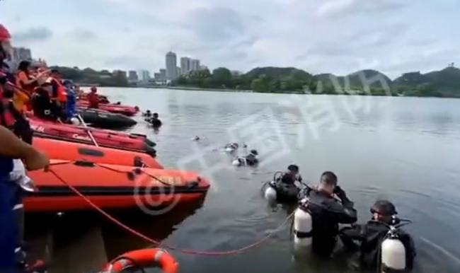 贵州公交坠湖事故已致21死 现场潜水员一字排开地毯式搜救