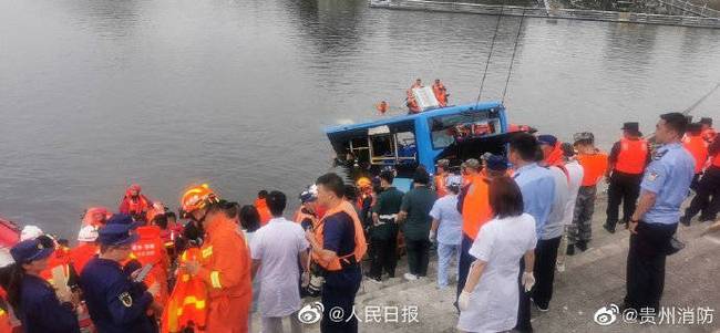 贵州公交坠湖事故搜救出37人，已致21死，800余人投入救援